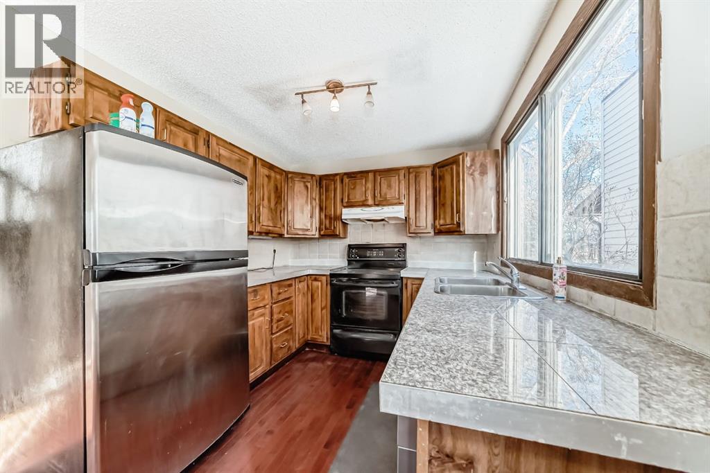 8007 Ranchview Drive Nw, Calgary, AB - Indoor Photo Showing Kitchen With Double Sink