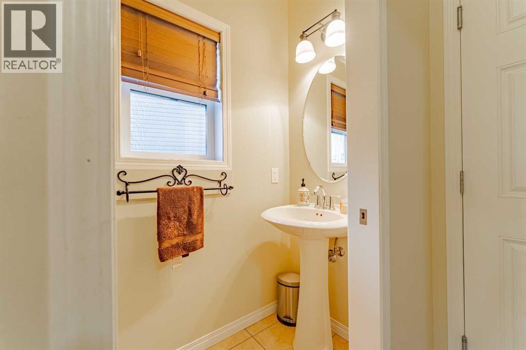 142 West Pointe Circle, Cochrane, AB - Indoor Photo Showing Bathroom