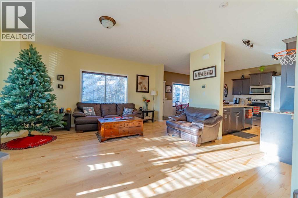 142 West Pointe Circle, Cochrane, AB - Indoor Photo Showing Living Room