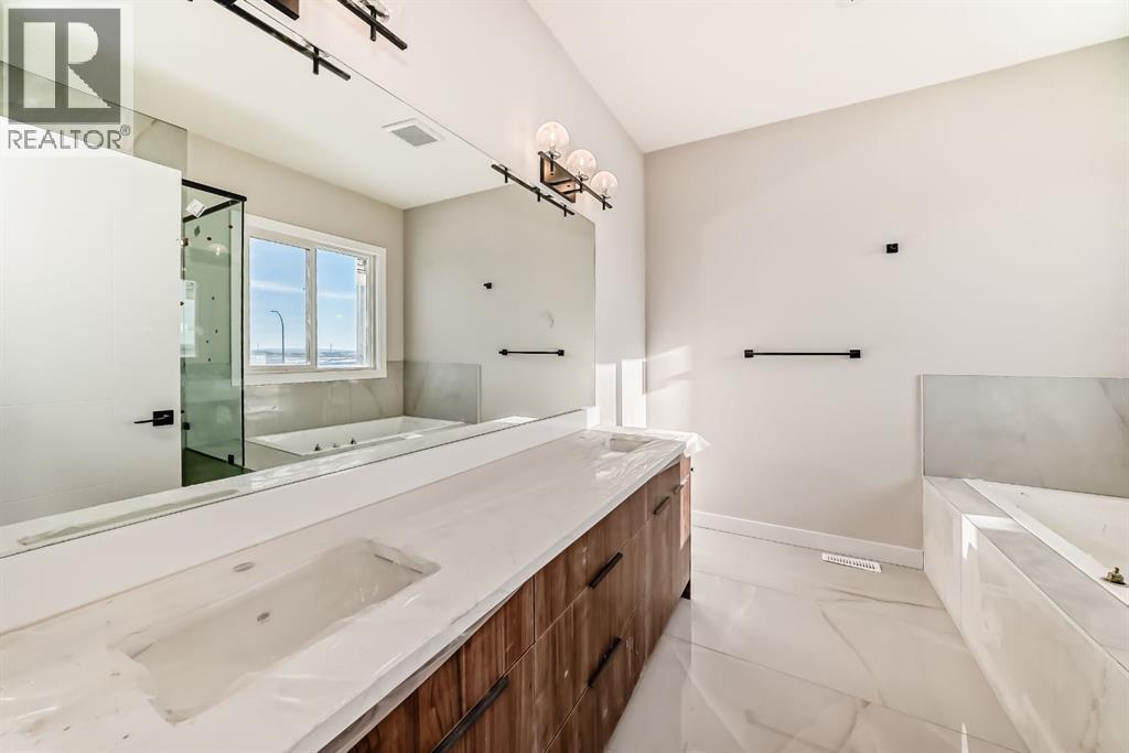 504 Heritage Boulevard, Cochrane, AB - Indoor Photo Showing Bathroom