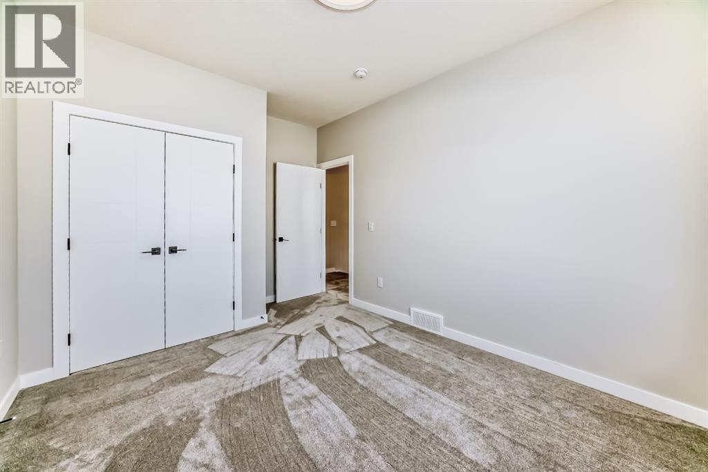 504 Heritage Boulevard, Cochrane, AB - Indoor Photo Showing Other Room