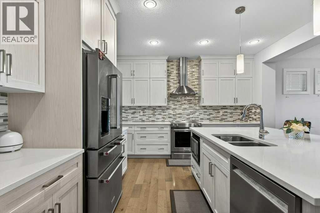 Kitchen - 139 Evansglen Circle Nw, Calgary, AB - Indoor Photo Showing Kitchen With Stainless Steel Kitchen With Double Sink With Upgraded Kitchen