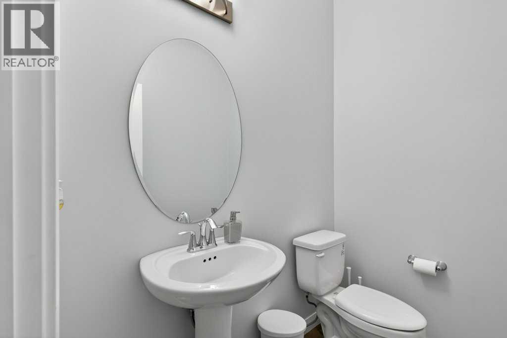 Half bath- Main floor - 139 Evansglen Circle Nw, Calgary, AB - Indoor Photo Showing Bathroom