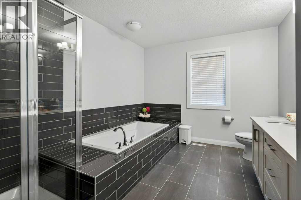 Master bath-1 - 139 Evansglen Circle Nw, Calgary, AB - Indoor Photo Showing Bathroom