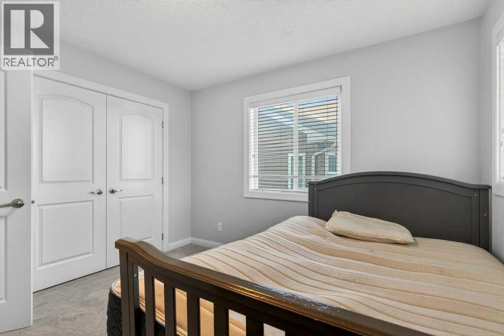 Bedroom-2 - 139 Evansglen Circle Nw, Calgary, AB - Indoor Photo Showing Bedroom