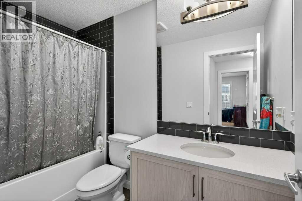 Second full bath - 139 Evansglen Circle Nw, Calgary, AB - Indoor Photo Showing Bathroom