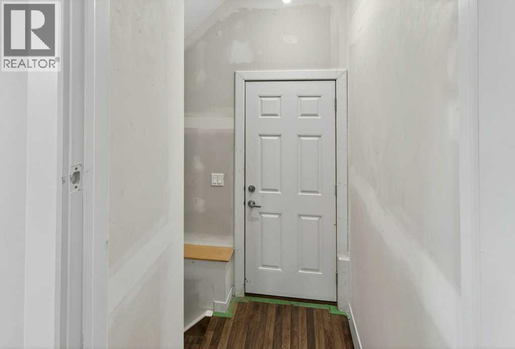 Entrance to Basement - 139 Evansglen Circle Nw, Calgary, AB - Indoor Photo Showing Other Room