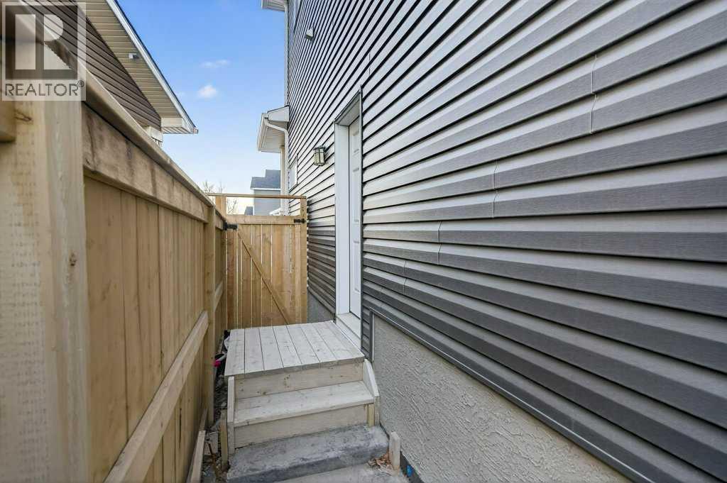 Side Entrance - 139 Evansglen Circle Nw, Calgary, AB - Outdoor With Exterior