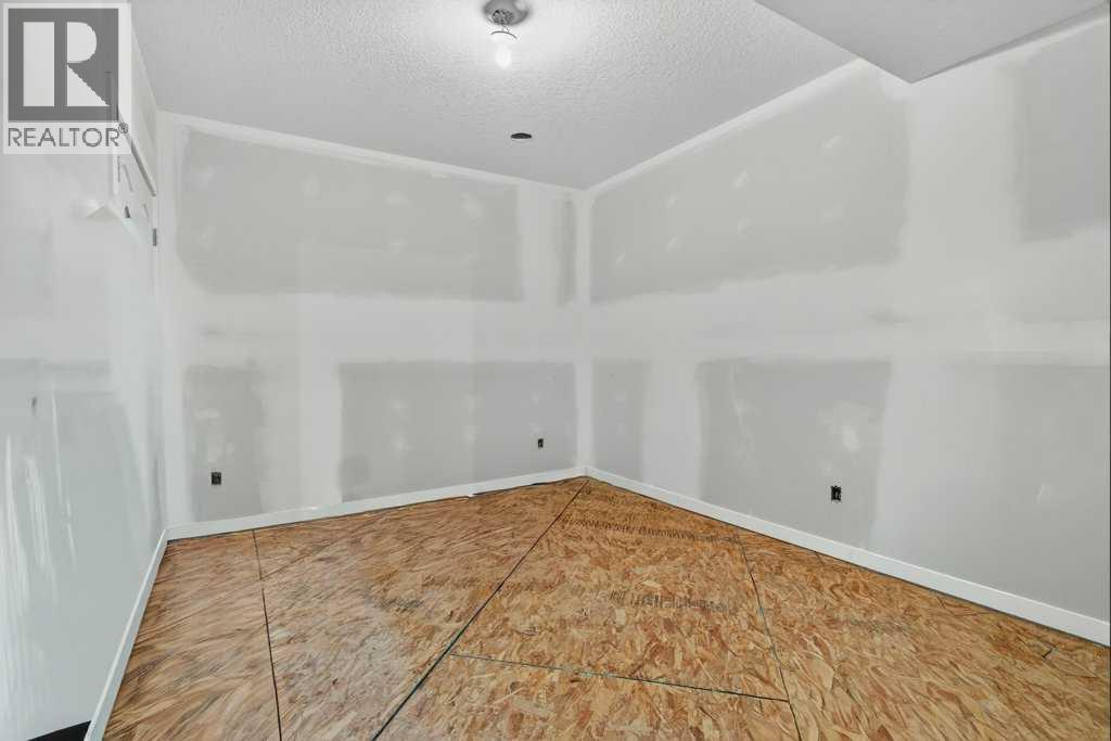 Basement-3 - 139 Evansglen Circle Nw, Calgary, AB - Indoor Photo Showing Other Room