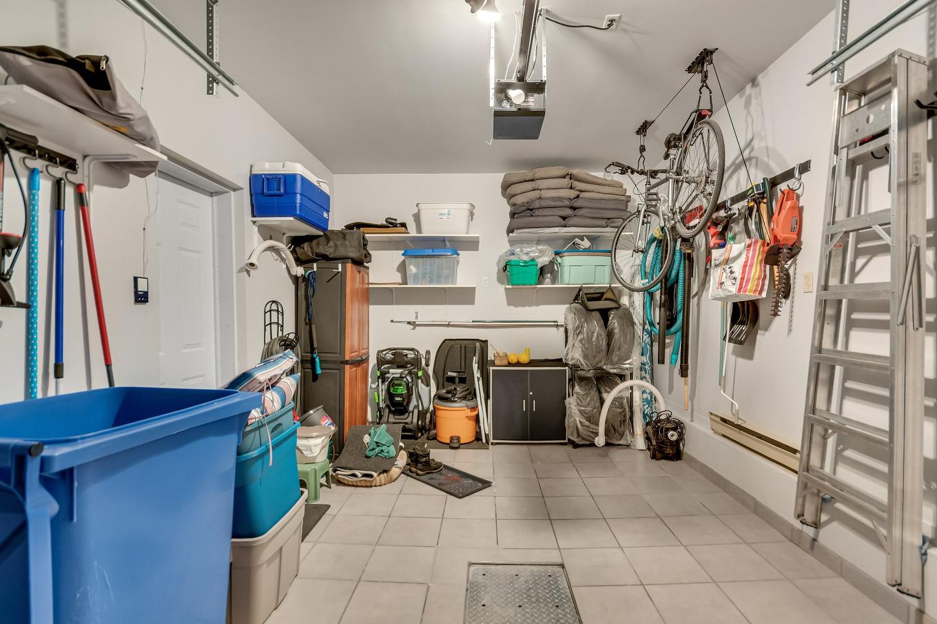 Garage - 12 Rue Gédéon-Létourneau, Saint-Basile-Le-Grand, QC - Indoor Photo Showing Other Room