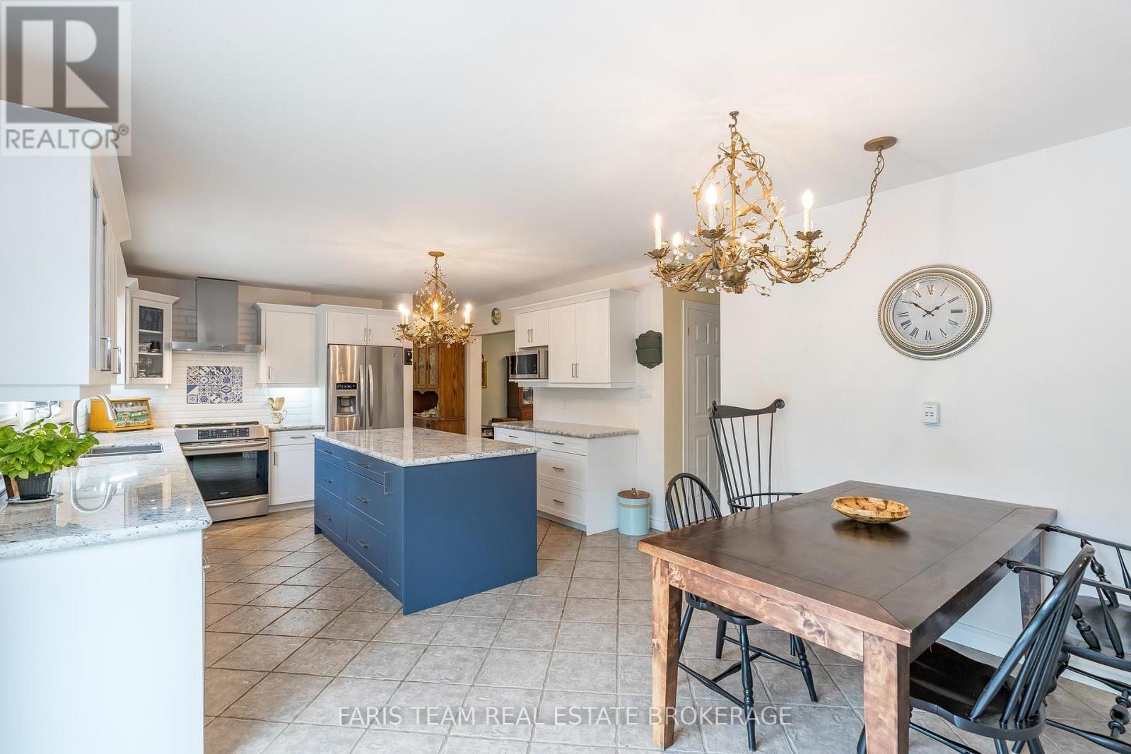 32 Cairns Boulevard, Springwater, ON - Indoor Photo Showing Other Room
