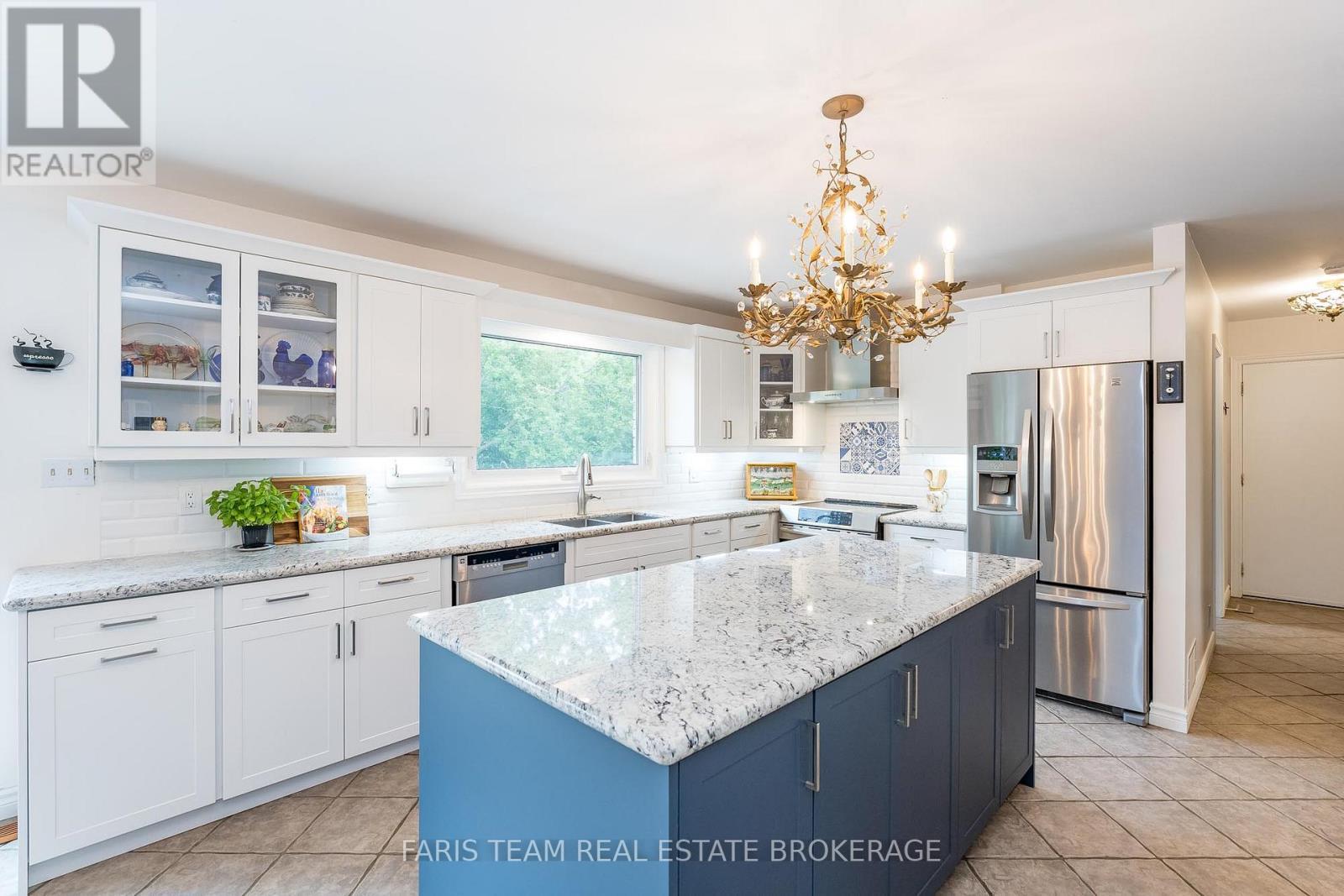 32 Cairns Boulevard, Springwater, ON - Indoor Photo Showing Kitchen With Upgraded Kitchen