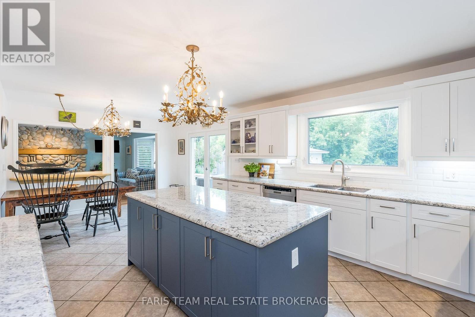 32 Cairns Boulevard, Springwater, ON - Indoor Photo Showing Kitchen With Upgraded Kitchen