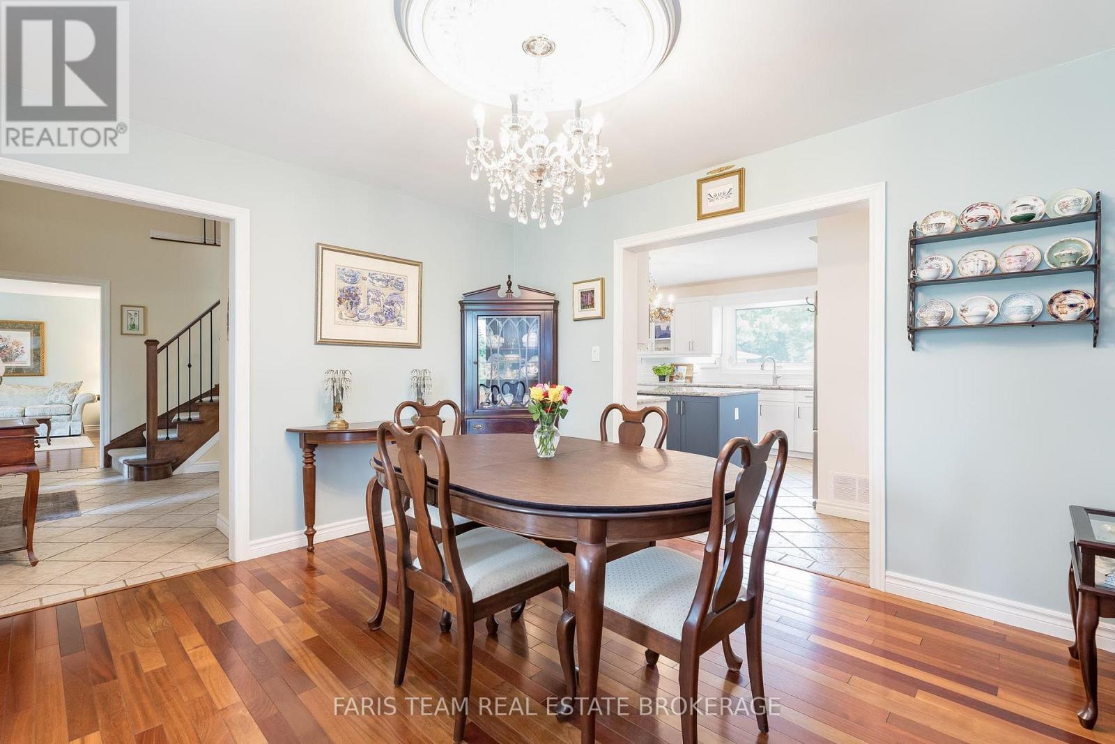 32 Cairns Boulevard, Springwater, ON - Indoor Photo Showing Dining Room