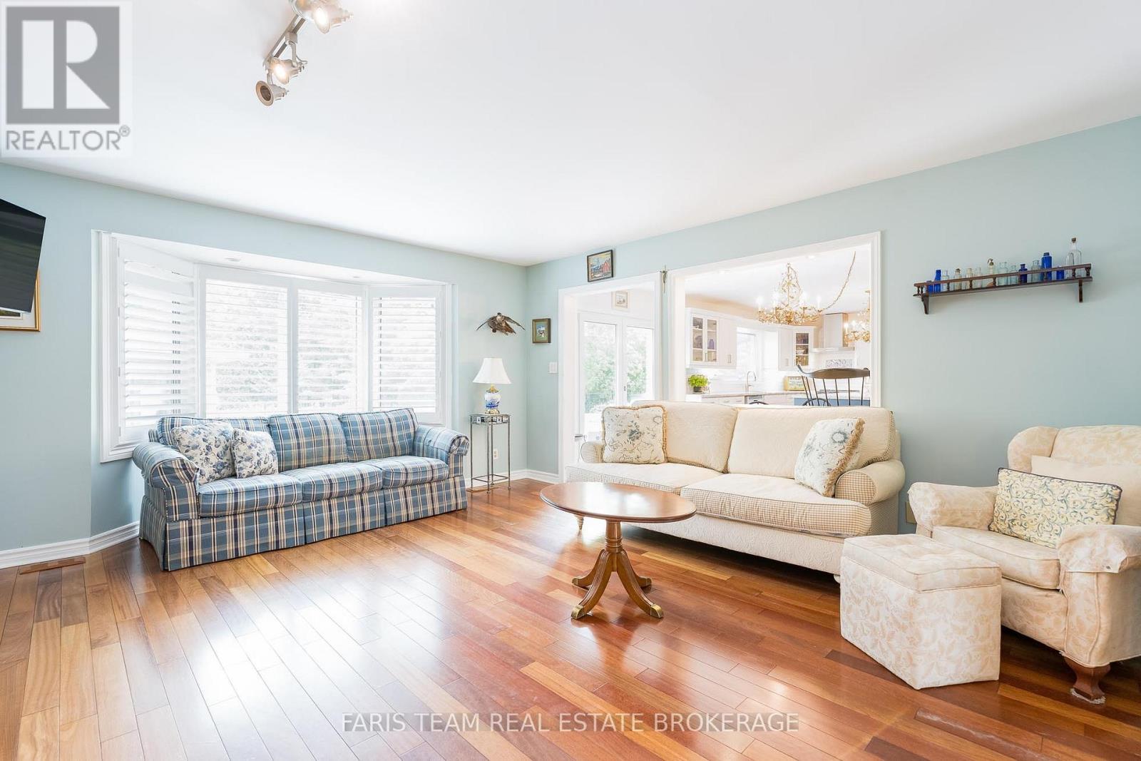 32 Cairns Boulevard, Springwater, ON - Indoor Photo Showing Living Room