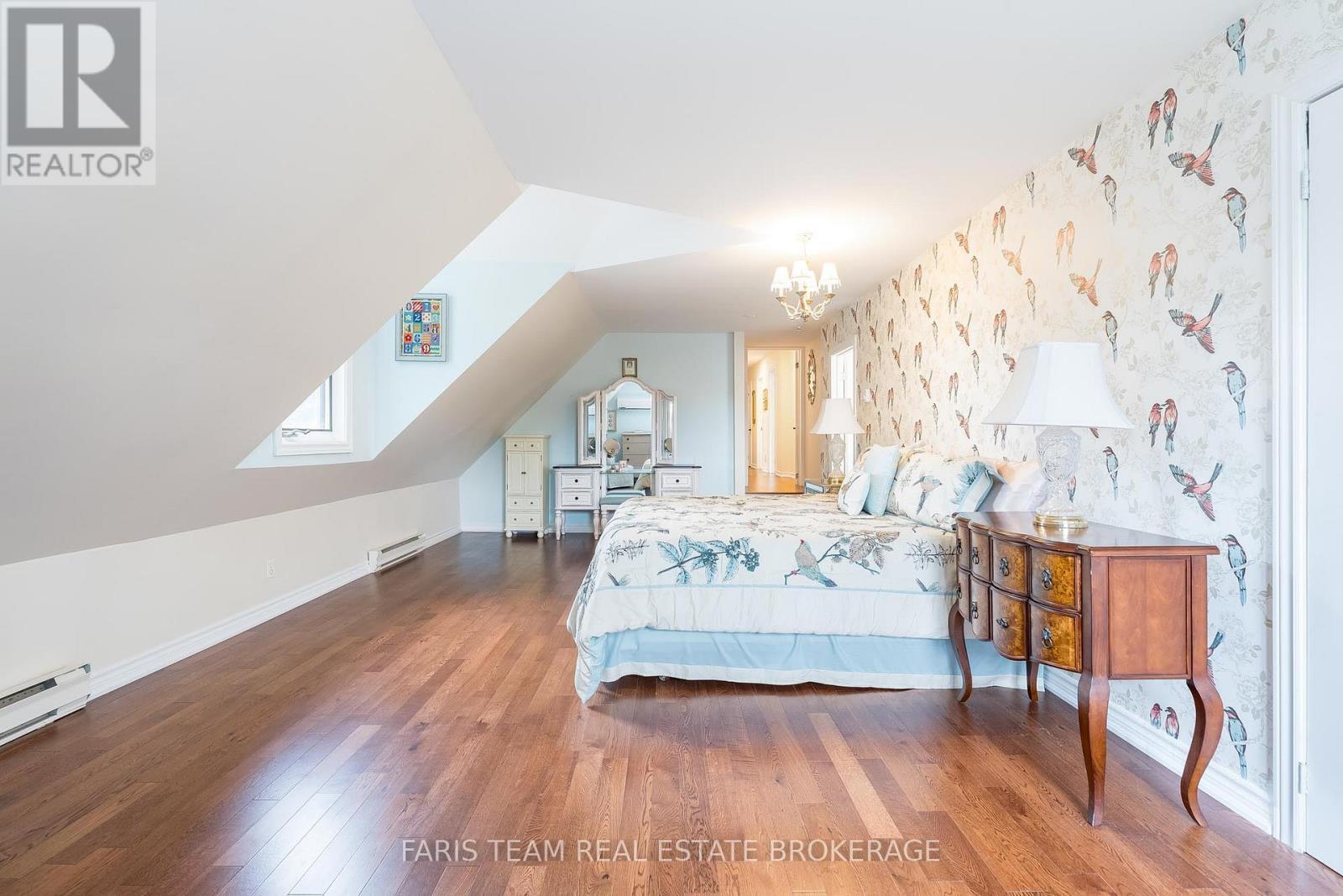 32 Cairns Boulevard, Springwater, ON - Indoor Photo Showing Bedroom