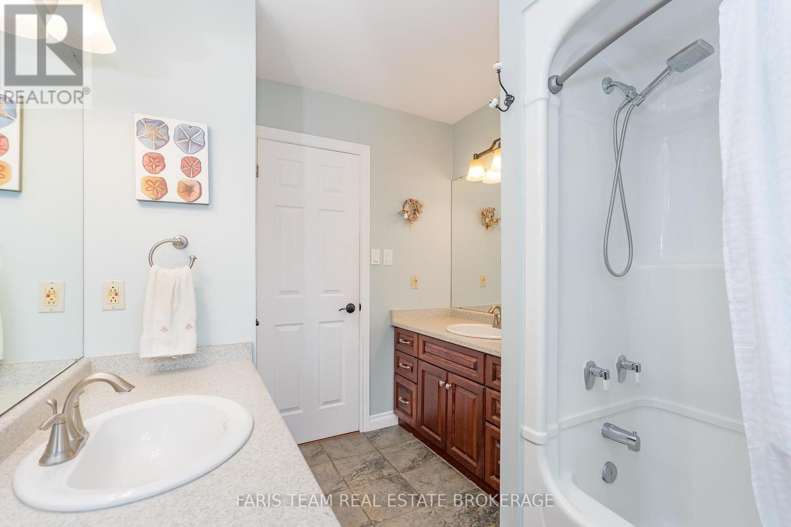 32 Cairns Boulevard, Springwater, ON - Indoor Photo Showing Bathroom