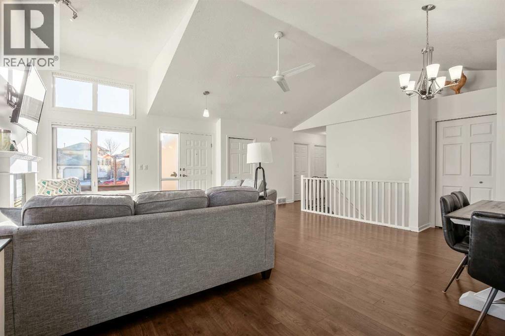 Vaulted Ceilings - 830 Westmount Drive, Strathmore, AB - Indoor Photo Showing Living Room