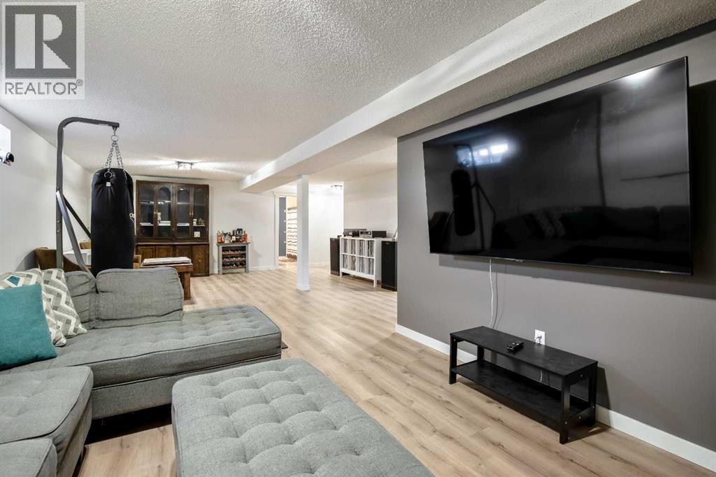 830 Westmount Drive, Strathmore, AB - Indoor Photo Showing Living Room