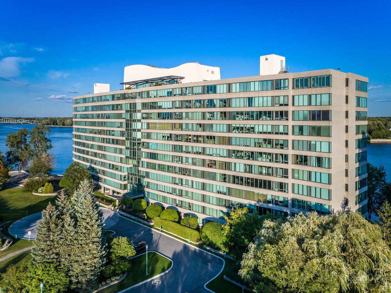 Frontage - 511-4450 Prom. Paton, Laval (Chomedey), QC - Outdoor