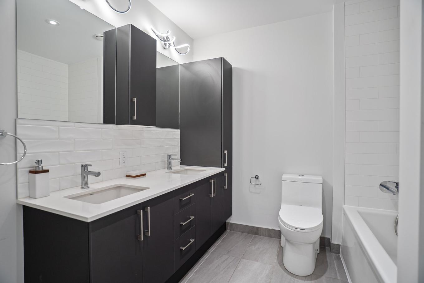 Bathroom - 210-7275 Rue D'Abancourt, Montréal (Saint-Léonard), QC - Indoor Photo Showing Bathroom