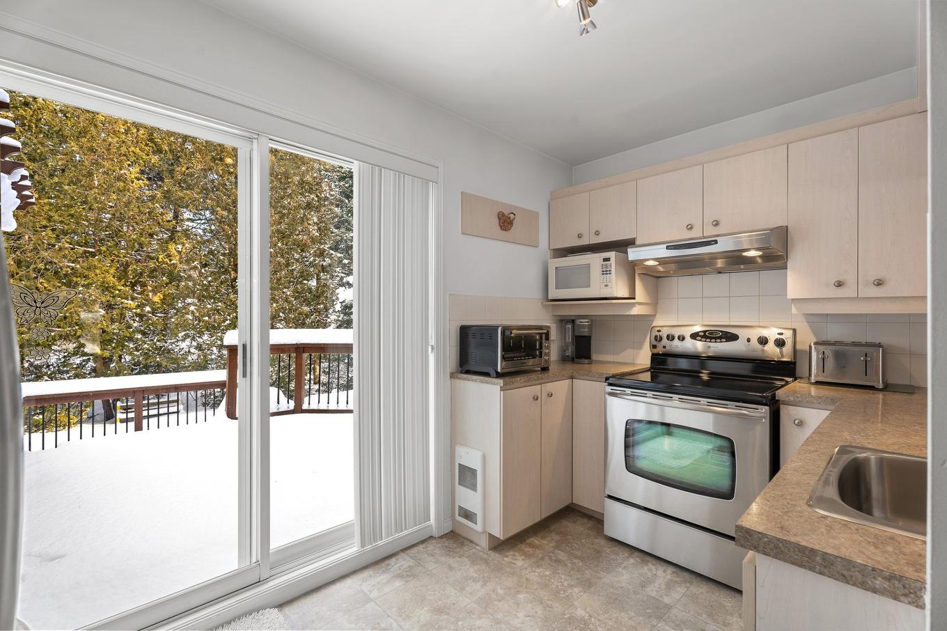 Cuisine - 66 Av. Turcot, Saint-Sauveur, QC - Indoor Photo Showing Kitchen