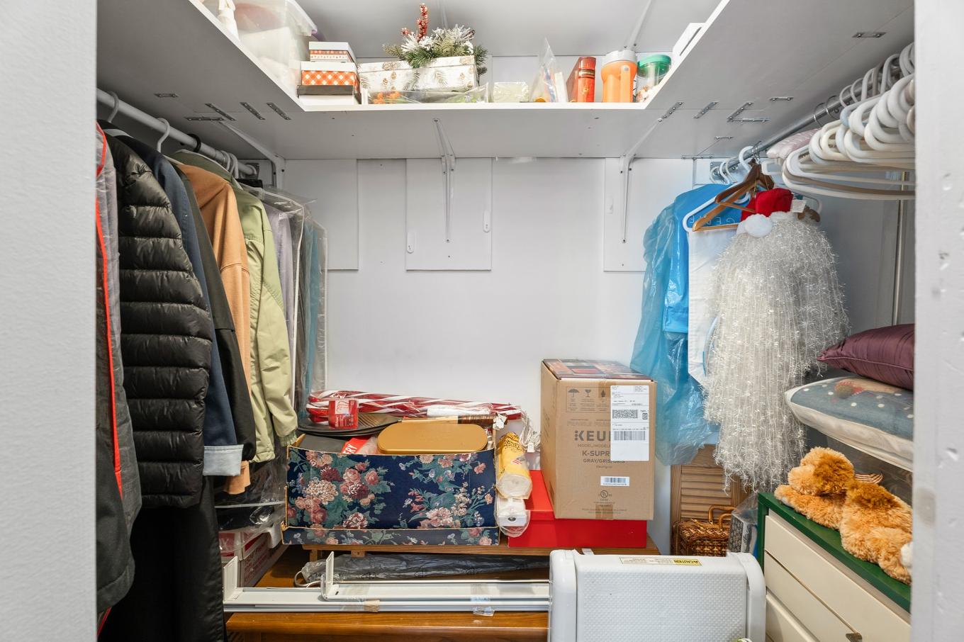 Penderie (Walk-in) - 66 Av. Turcot, Saint-Sauveur, QC - Indoor With Storage