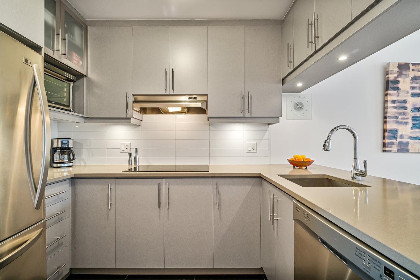 Cuisine - 401-3555 Rue De Rouen, Montréal (Mercier/Hochelaga-Maisonneuve), QC - Indoor Photo Showing Kitchen With Upgraded Kitchen