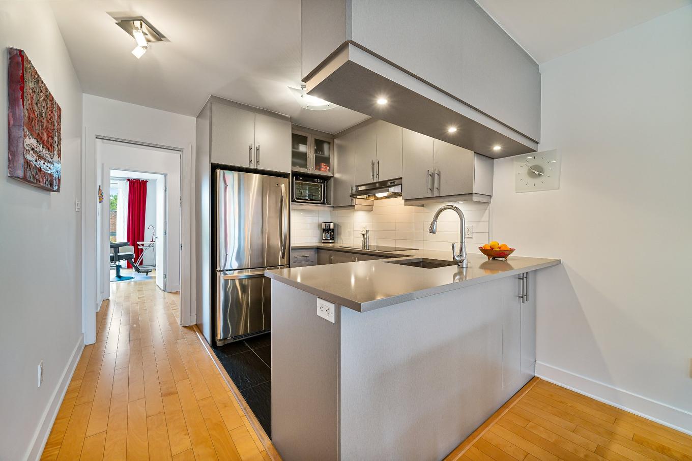 Cuisine - 401-3555 Rue De Rouen, Montréal (Mercier/Hochelaga-Maisonneuve), QC - Indoor Photo Showing Kitchen With Upgraded Kitchen