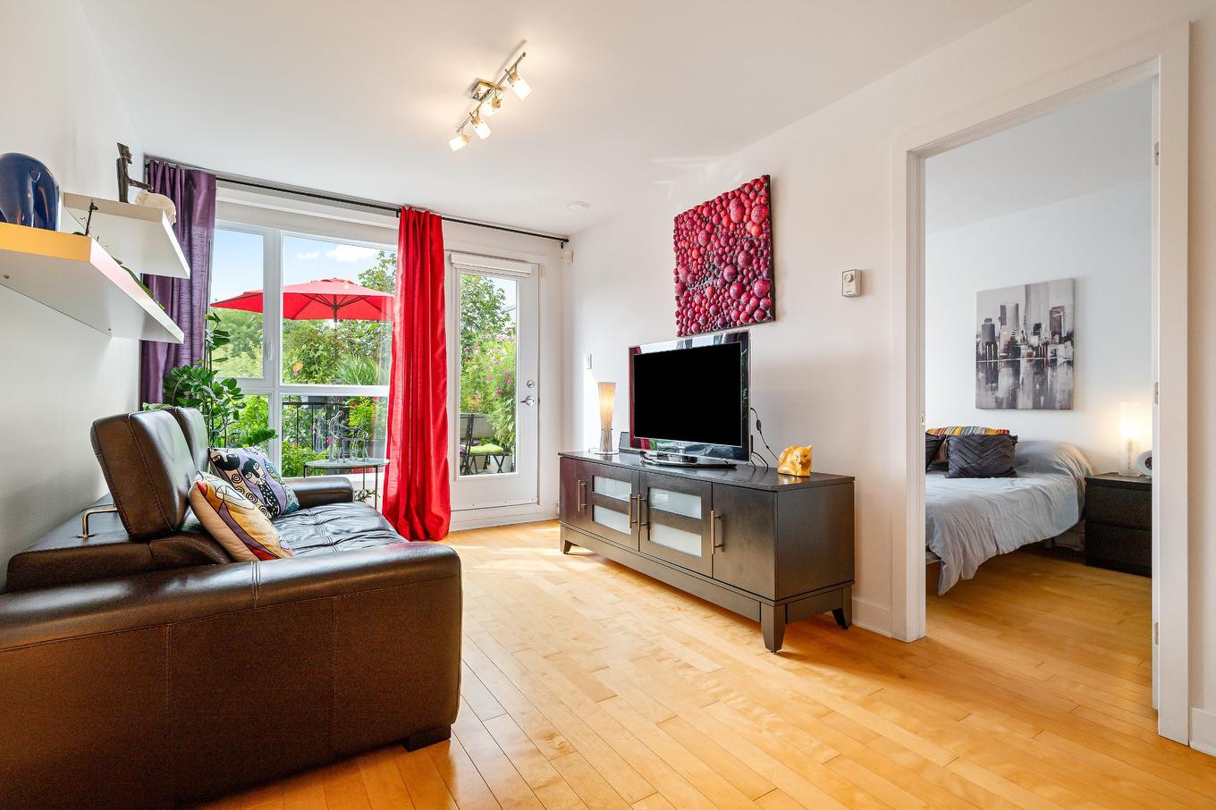 Salon - 401-3555 Rue De Rouen, Montréal (Mercier/Hochelaga-Maisonneuve), QC - Indoor