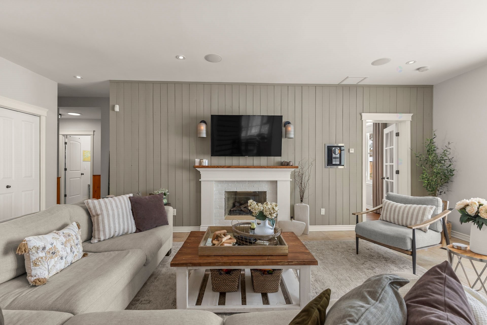 Salon - 243 Rue Létourneau, Rigaud, QC - Indoor Photo Showing Living Room With Fireplace
