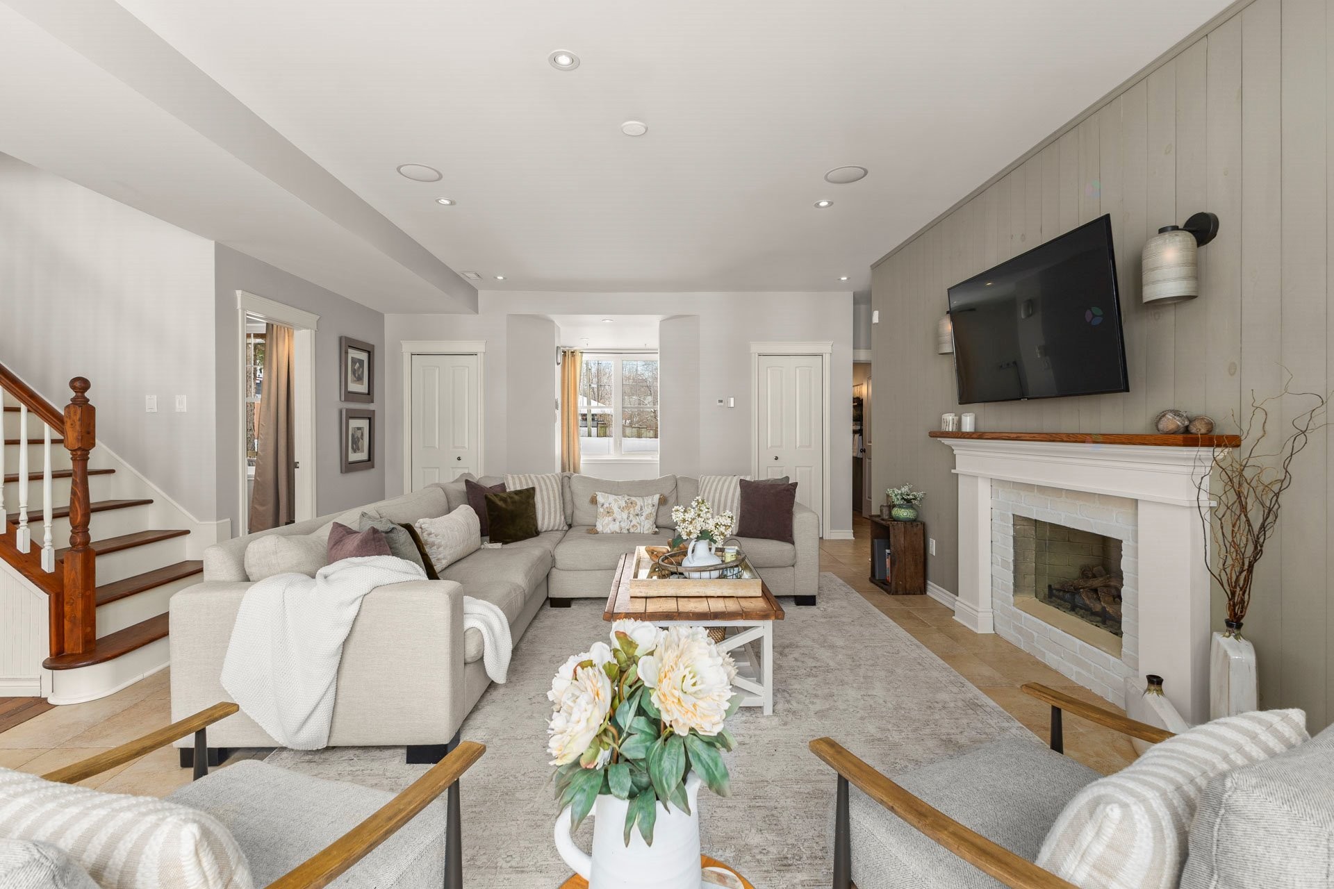 Salon - 243 Rue Létourneau, Rigaud, QC - Indoor Photo Showing Living Room With Fireplace