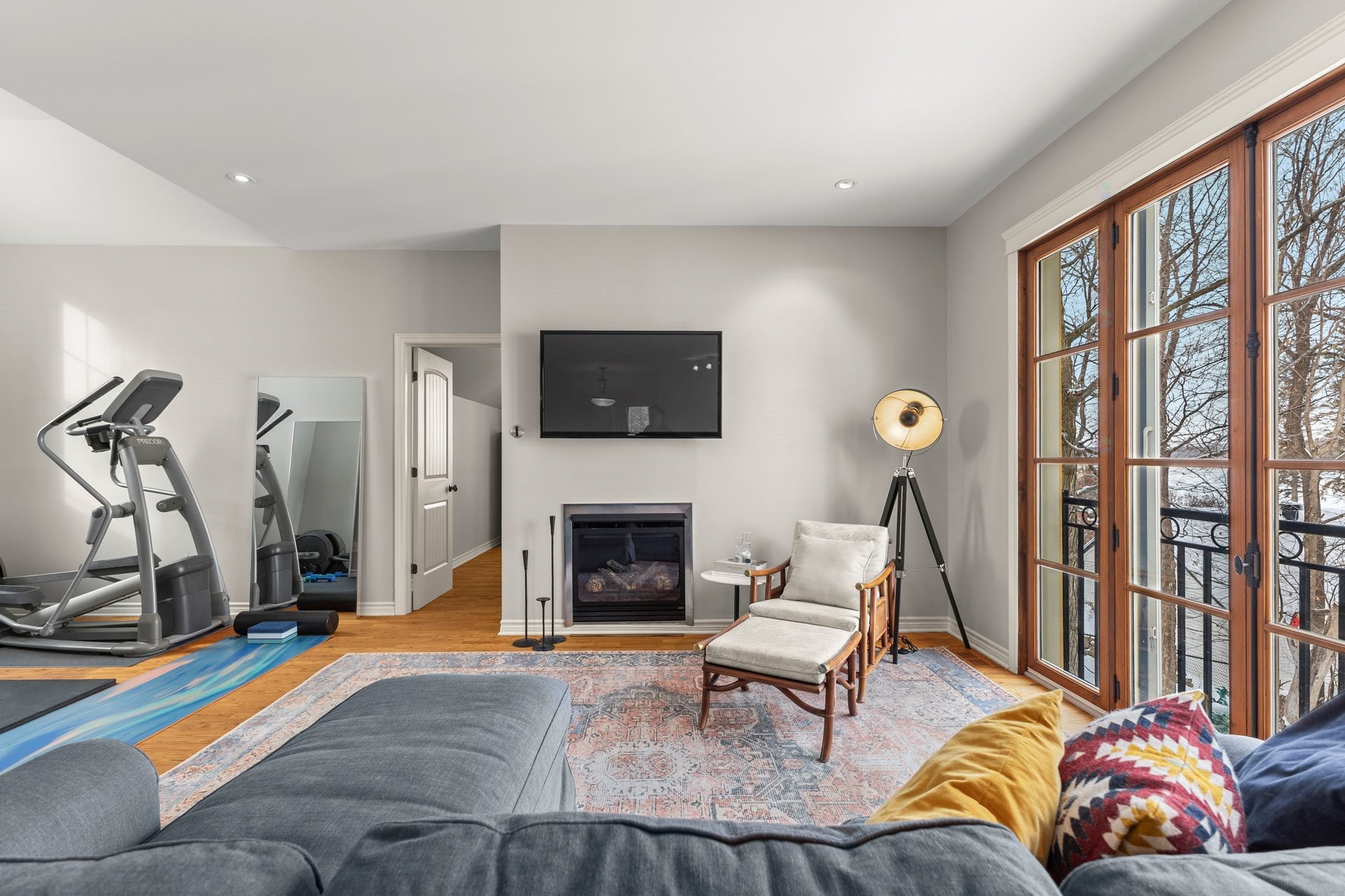 Salle familiale - 243 Rue Létourneau, Rigaud, QC - Indoor With Fireplace