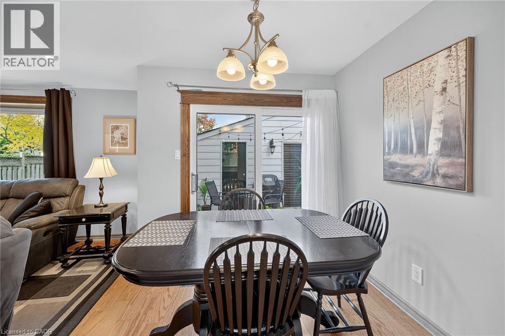 211 Birchcliffe Crescent, Hamilton, ON - Indoor Photo Showing Dining Room
