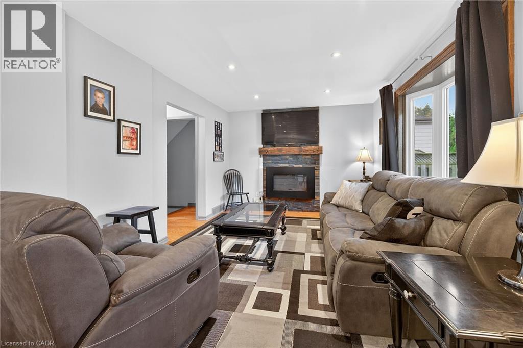 211 Birchcliffe Crescent, Hamilton, ON - Indoor Photo Showing Living Room With Fireplace