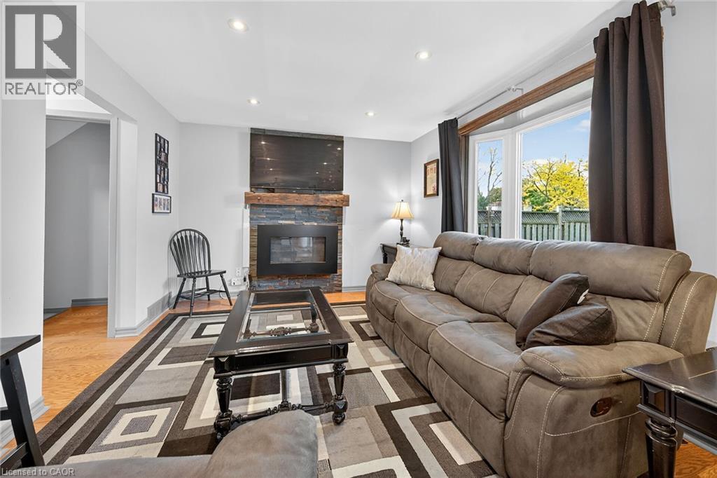211 Birchcliffe Crescent, Hamilton, ON - Indoor Photo Showing Living Room With Fireplace