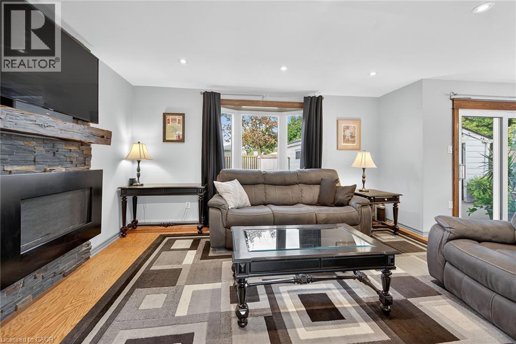 211 Birchcliffe Crescent, Hamilton, ON - Indoor Photo Showing Living Room With Fireplace