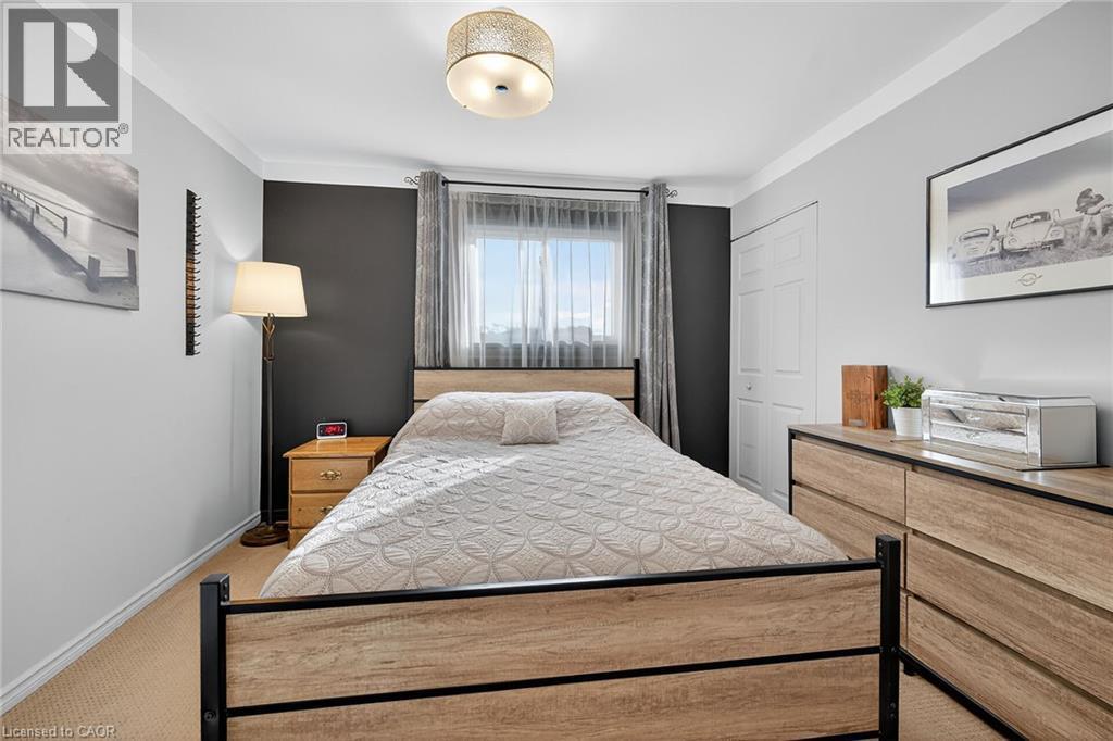 211 Birchcliffe Crescent, Hamilton, ON - Indoor Photo Showing Bedroom