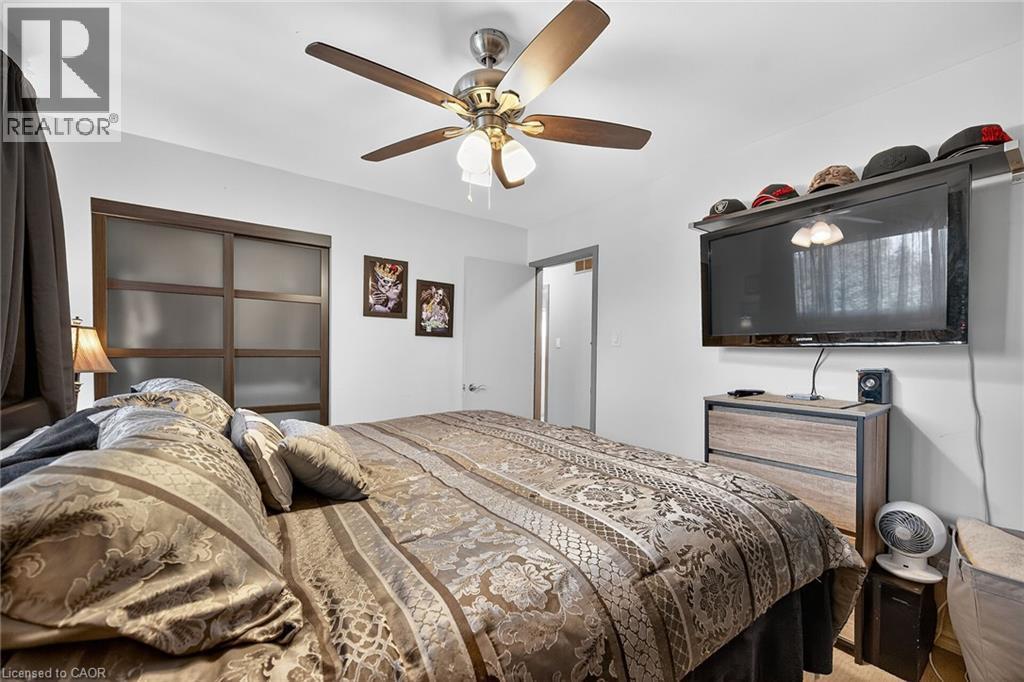 211 Birchcliffe Crescent, Hamilton, ON - Indoor Photo Showing Bedroom