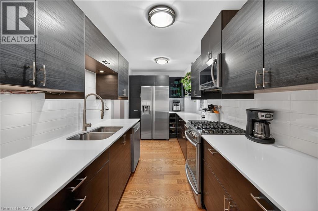 211 Birchcliffe Crescent, Hamilton, ON - Indoor Photo Showing Kitchen With Stainless Steel Kitchen With Double Sink With Upgraded Kitchen