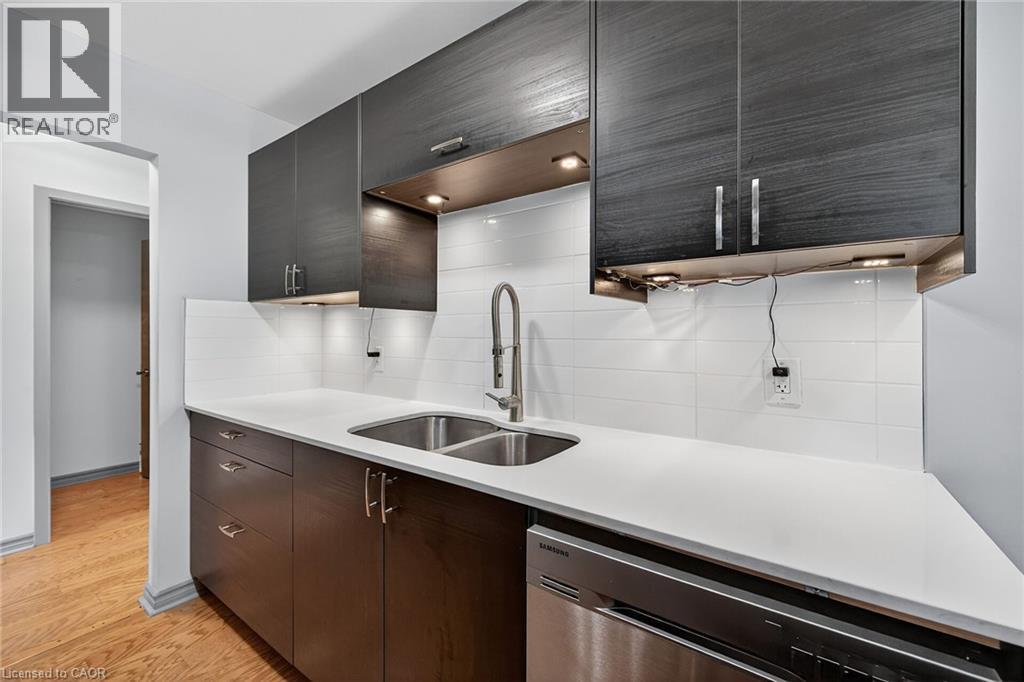 211 Birchcliffe Crescent, Hamilton, ON - Indoor Photo Showing Kitchen With Double Sink With Upgraded Kitchen