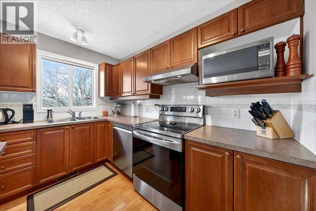 206 Cougarstone Circle Sw, Calgary, AB - Indoor Photo Showing Kitchen With Double Sink