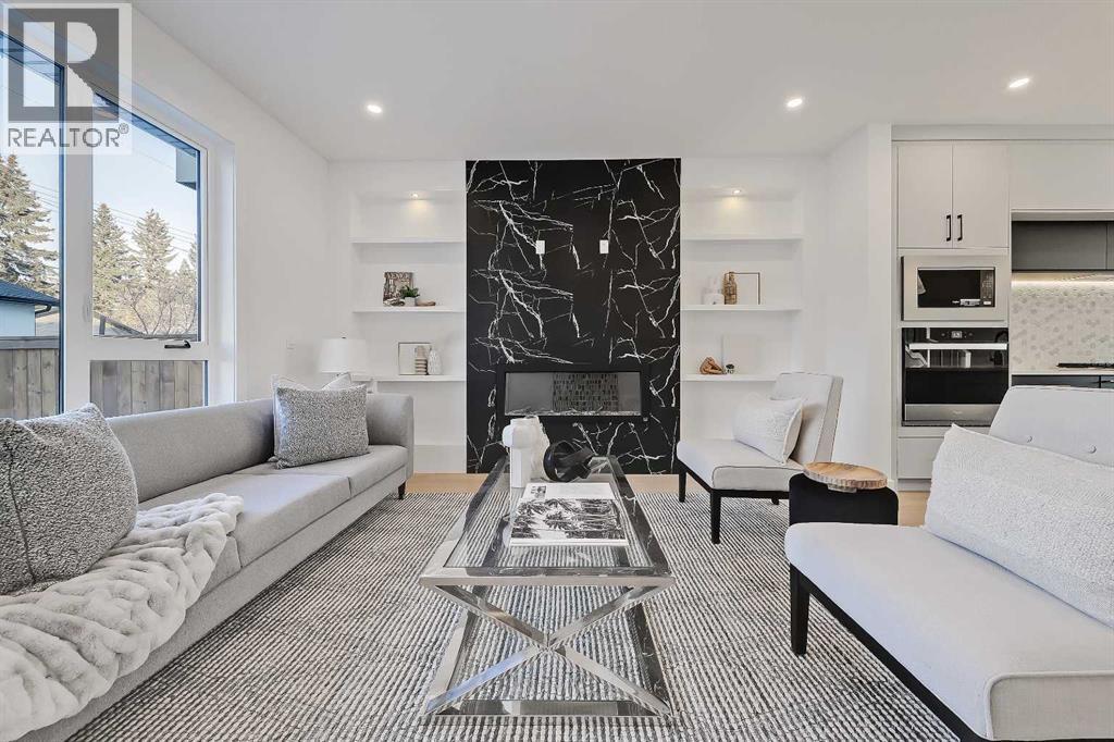 8136 47 Avenue Nw, Calgary, AB - Indoor Photo Showing Living Room