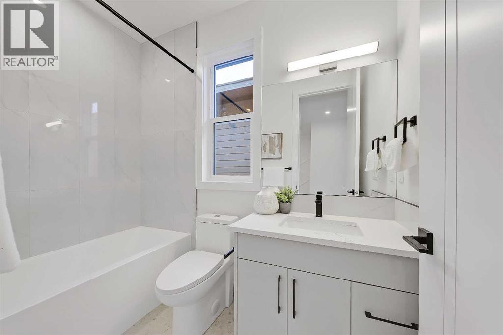 8136 47 Avenue Nw, Calgary, AB - Indoor Photo Showing Bathroom
