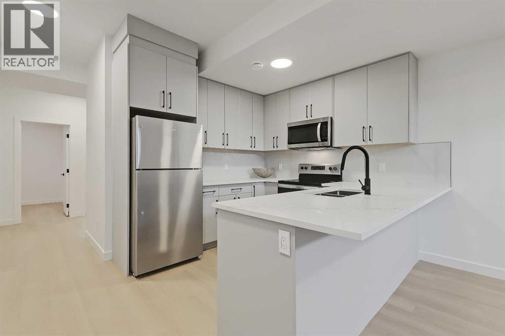 8136 47 Avenue Nw, Calgary, AB - Indoor Photo Showing Kitchen