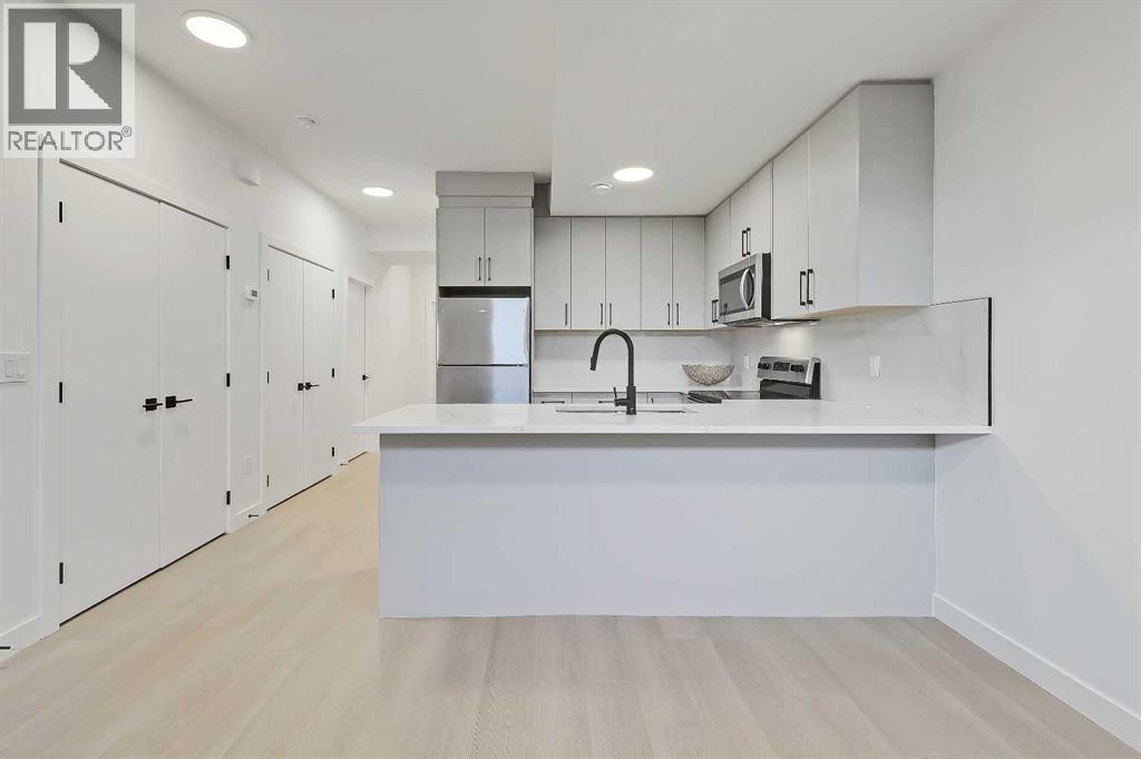 8136 47 Avenue Nw, Calgary, AB - Indoor Photo Showing Kitchen