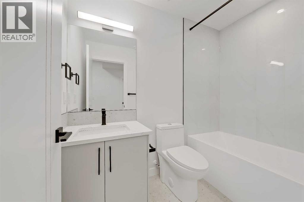 8136 47 Avenue Nw, Calgary, AB - Indoor Photo Showing Bathroom
