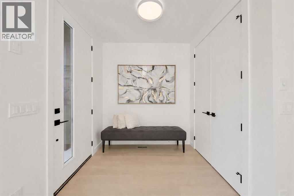 8136 47 Avenue Nw, Calgary, AB - Indoor Photo Showing Other Room