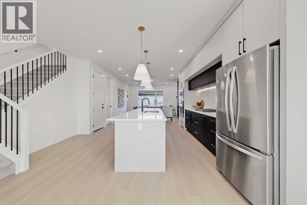 8136 47 Avenue Nw, Calgary, AB - Indoor Photo Showing Kitchen