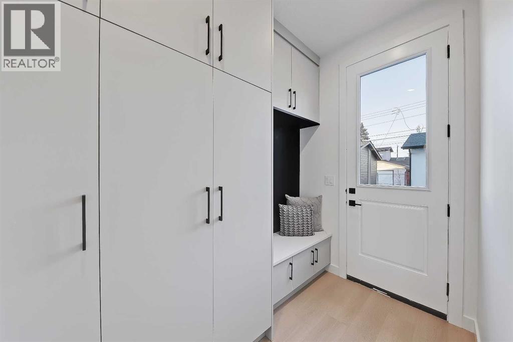 8136 47 Avenue Nw, Calgary, AB - Indoor Photo Showing Other Room